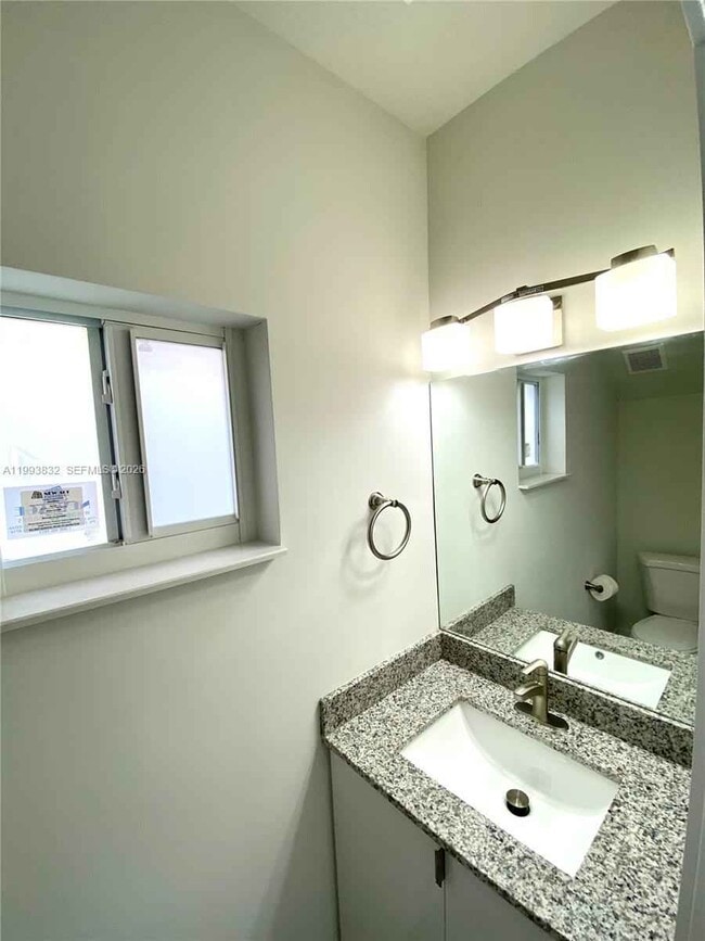 Photo - 5860 Hollywood Way