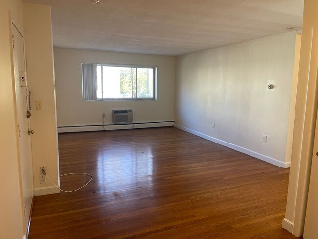 Building Photo - No Fee Massive 2 bed with New floors, kitc...