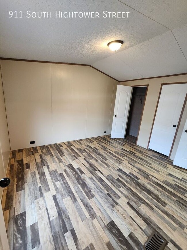 Building Photo - 911 S Hightower St