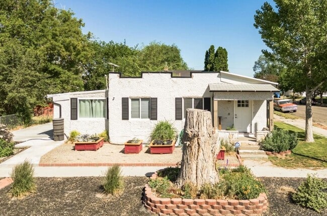 Building Photo - 605 N 10th Ave