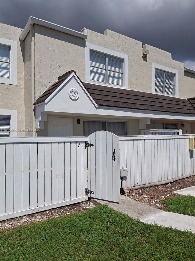 Building Photo - 6825 SW 45th Ln Unit 7