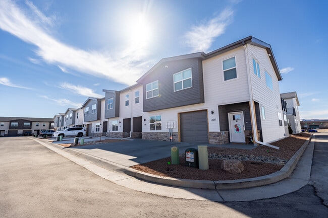 Building Photo - Pomona Park Townhomes