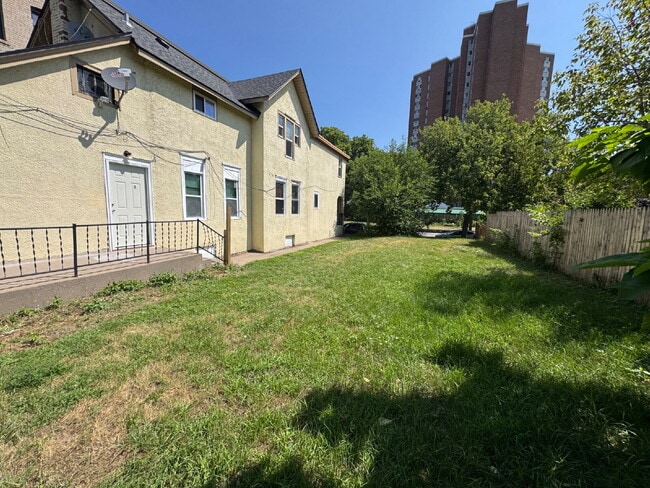 Spacious 3-Bedroom upper unit on Park Ave S – 1200 Sq Ft of Comfort in Minneapolis, Section 8 Wel...