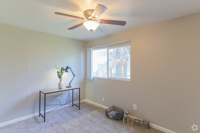 3BR, 1BA - 943 SF