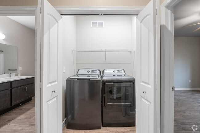 1 BR, 1 BA, 905 SF