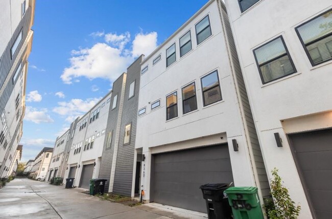 Photo - 836 Fisher St