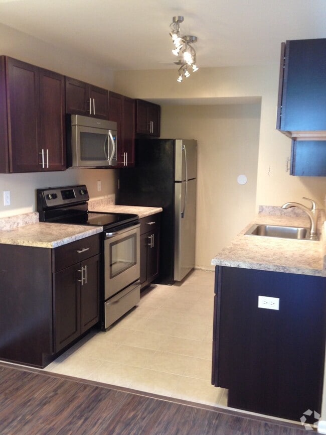 Building Photo - 2 Bedroom with Garage for Rent Unit D Rental