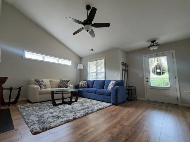 Photo - 401 Redwood Trail