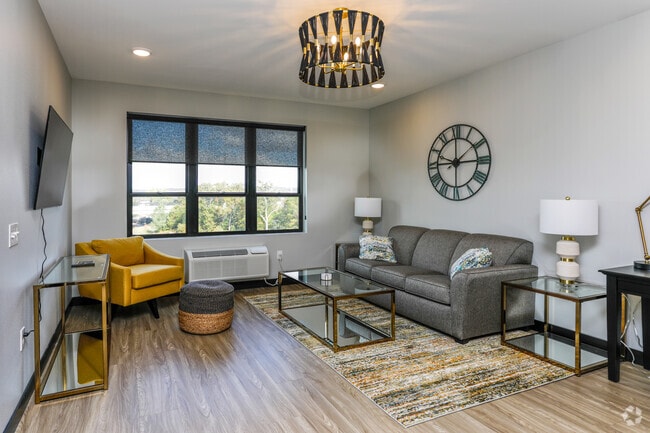 1BR, 1BA - 812SF