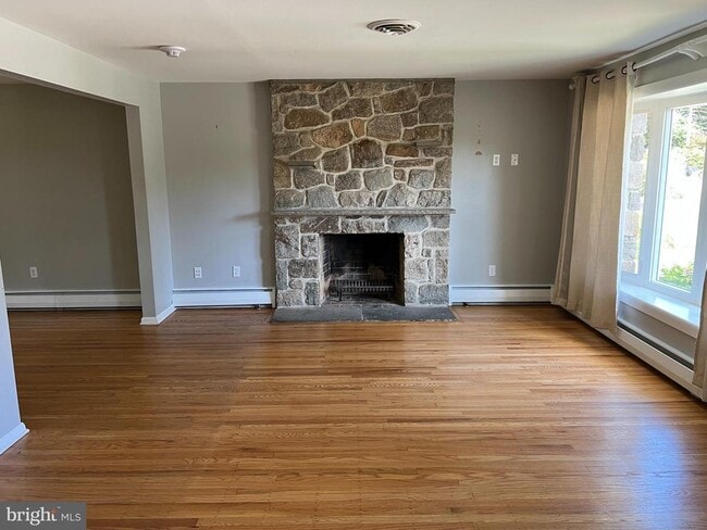 Photo - 319 Meetinghouse Ln