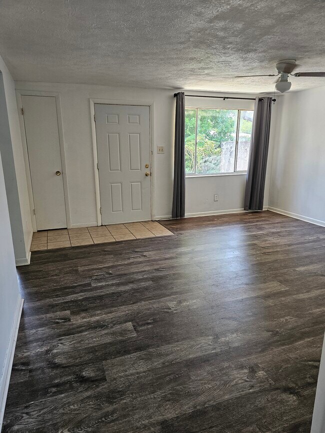 Photo - 818 Bradford Cir