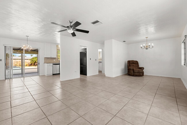 Photo - 225 E Ilex Dr