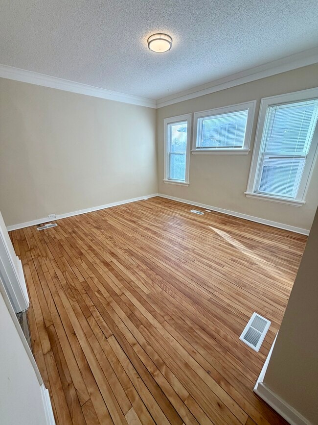 Building Photo - 2915 Lyndale Ave N Unit 1 Main Level