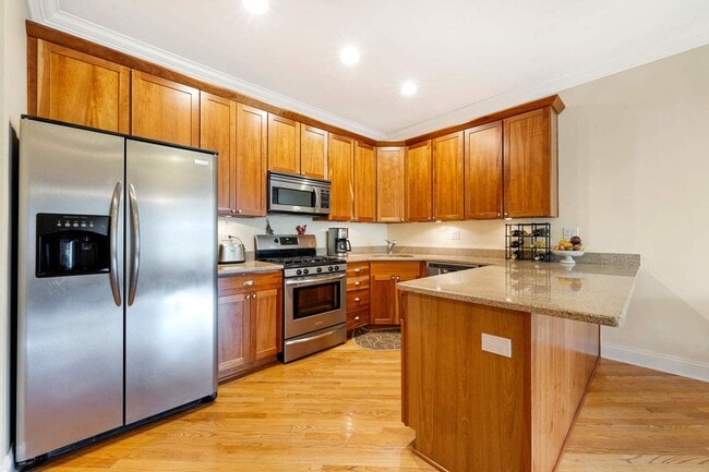 Building Photo - 847 Ridge Ave Unit 3