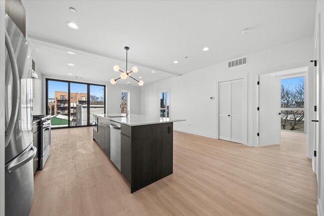 Photo - 1811 W Grand Ave Condominio