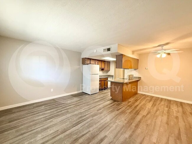 Photo - 3002 E Waltann Ln Unidad 2