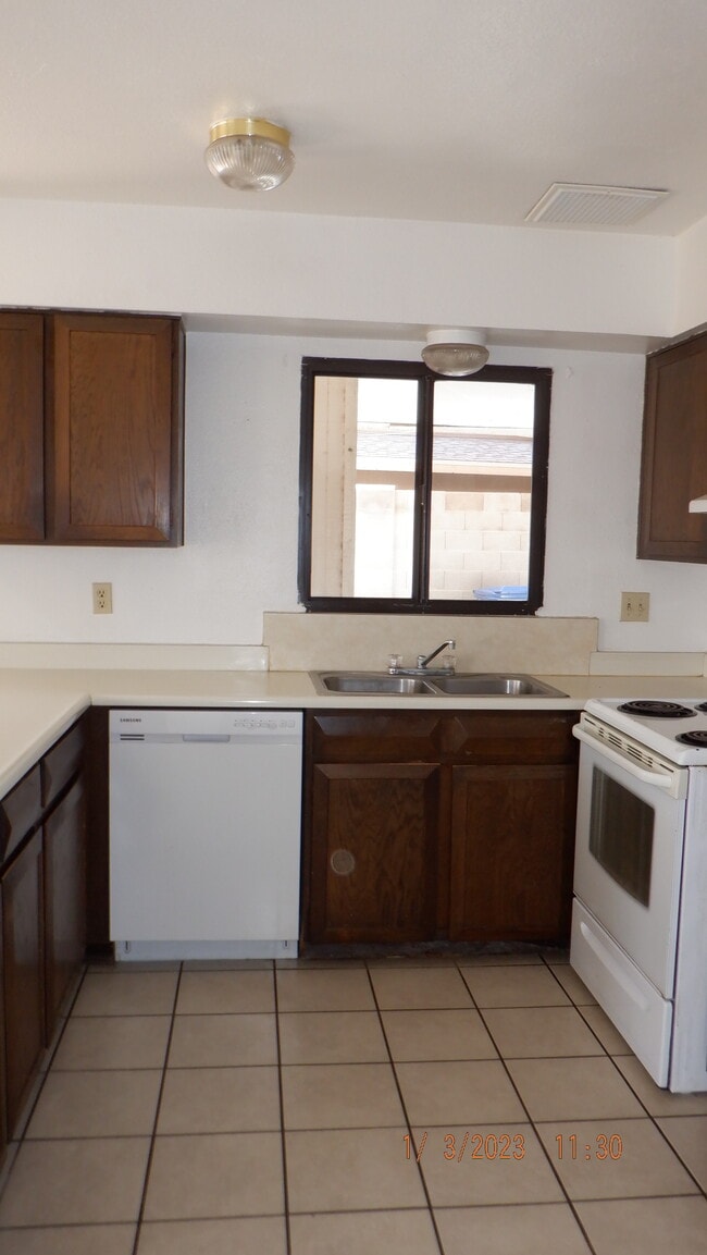 kitchen - 563 N Santa Anna