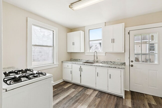 Building Photo - 4200-4202 5th St Unit 4200 5th St.