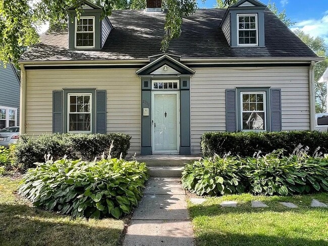 Building Photo - 2318 Storm St