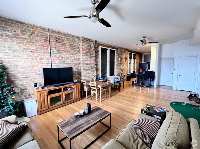 Building Photo - 2129 N Southport Ave Unit 2C Rental
