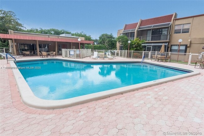 Photo - 711 N Pine Island Rd Unidad 114