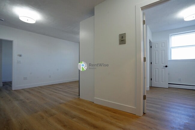 Building Photo - 740 E 7th St Unit 15