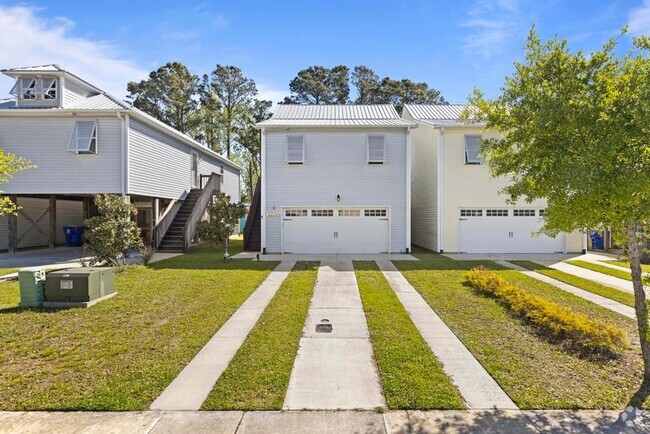 Building Photo - Beautiful Townhome with BEACH Convenience!