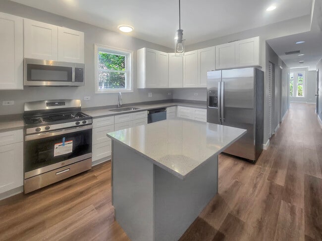 1214 W Melrose St Unit 2