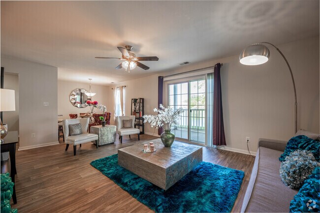 2BR, 2BA - 1,073SF - Living Room