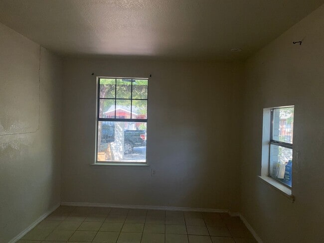 Photo - Near Downtown and PORT SA, BOEING CENTER T...