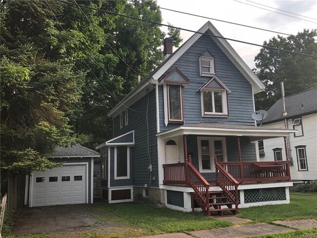 Charming 2 Bedroom Single Family - Charming 2 Bedroom Single Family House