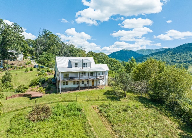 Photo - 179 Goldfinch Ln