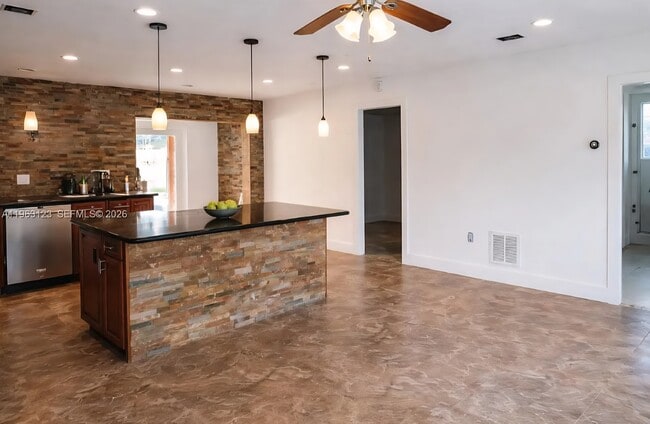 Building Photo - 471 NE 162nd St