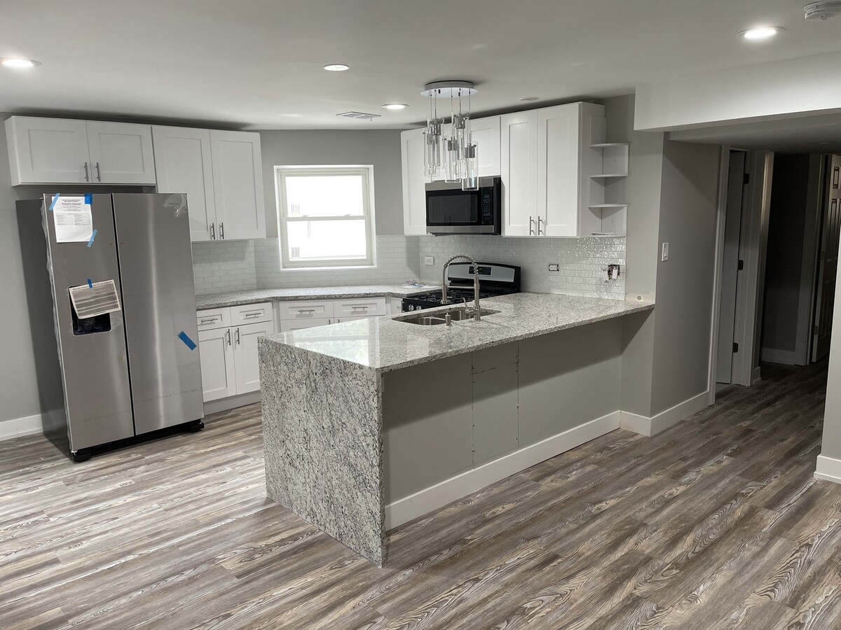 Well appointed 2 bedroom 2 bath with a host of amenities - 6420 S Saint Lawrence Ave Apartments Unit Garden
