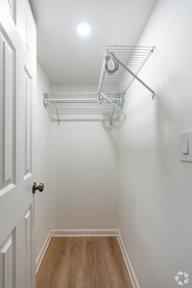 Model Studio 330SF Closet