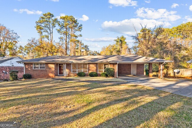 Building Photo - 4140 Rainbow Dr