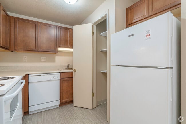 1BR, 1BA - 670SF Kitchen - Knoll West