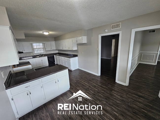 Grand 5BR/3BA East Memphis Estate | 2,603 Sq Ft, Hardwood Floors, Fireplace & Large Yard