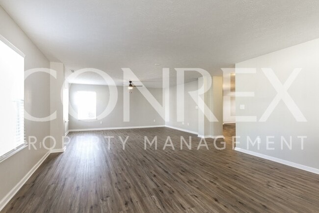 Photo - 2111-2112 12 Oaks Dr