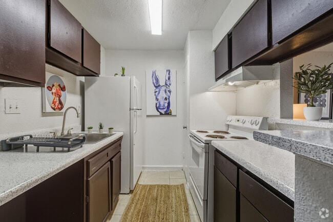 1BR, 1BA - 623SF - Kitchen