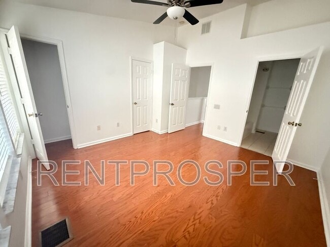 Photo - 915 Vineland Pl