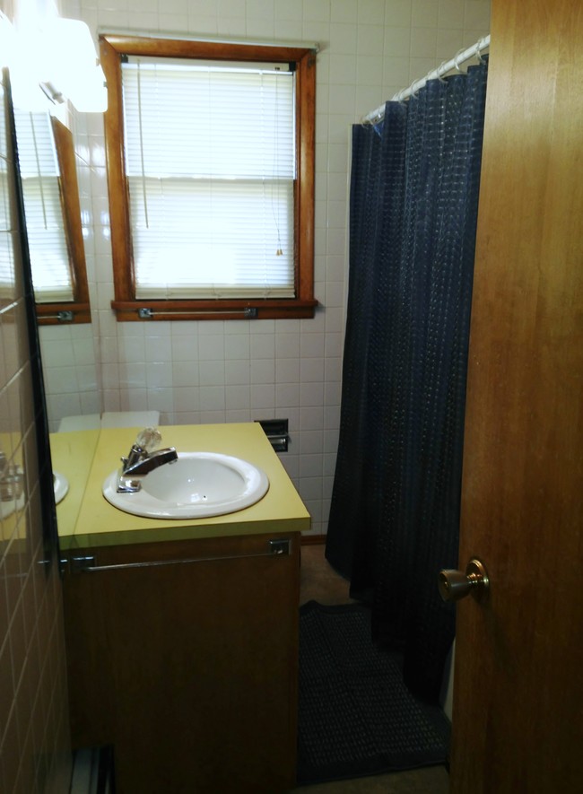 bathroom - 284 Campbell Ave Apartments Unit 284 Campbell Ave