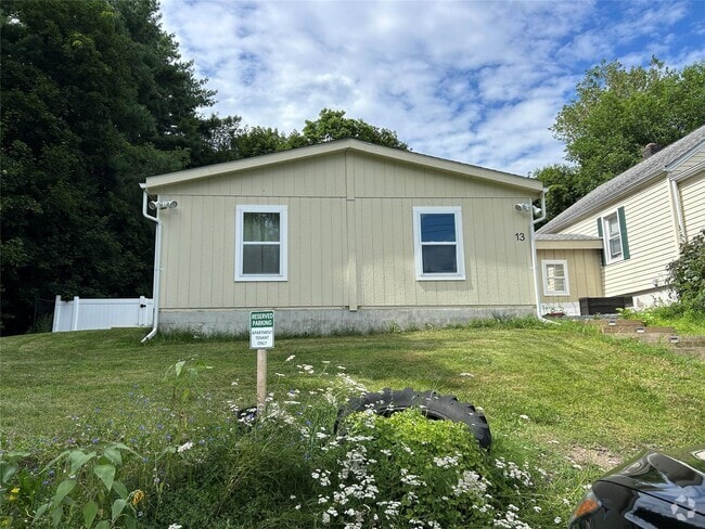 Building Photo - 13 Linda Pl Rental