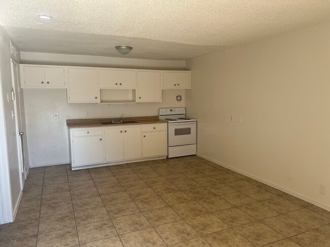 Building Photo - Available 1 Bedroom Condo In Central Las V... Unit 2