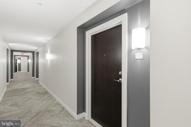 Building Photo - 851 N Glebe Rd Unit 915