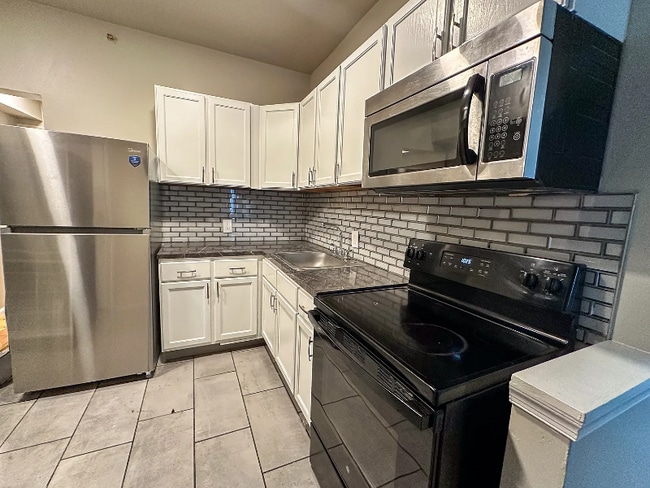 Building Photo - 1615 W Westmoreland St Rental