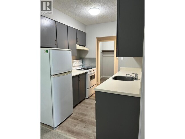 Photo - 11933-11223 223 St