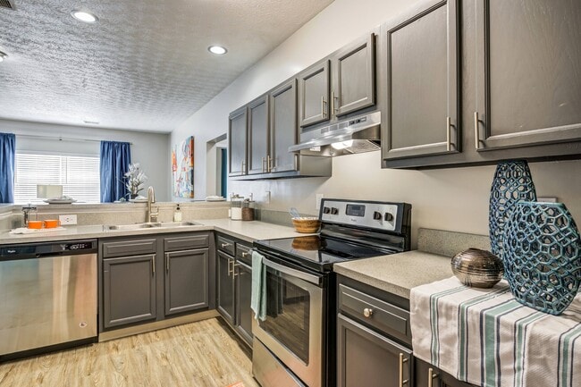 Cocina moderna - The Commons at Canal Winchester Apartments