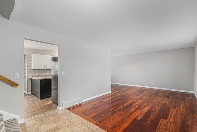 Photo - 3 bedroom 2.5 bathroom in Heather Ridge!