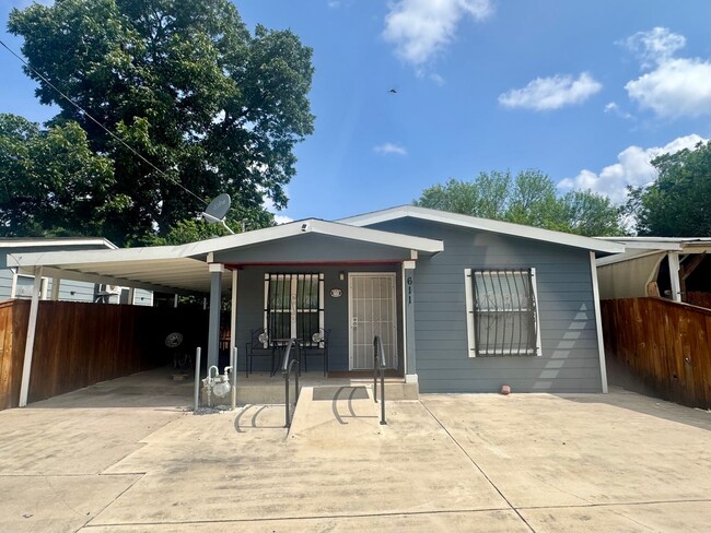 Building Photo - Harlandale 3 bedroom, 2 bath